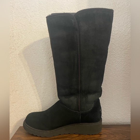 Ugg tall boot with platforms. Size US 5 - Picture 3 of 8